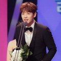 Kwak Si Yang Raih Piala New Star of the Year