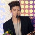 B.I iKON Wakili Big Bang Terima Piala Best Digital Song