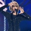Taylor Swift Tampil Nyanyikan Lagu 'Out of the Woods'