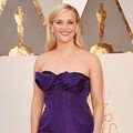 Reese Witherspoon Percaya Diri dengan Gaun Ungu Oscar de la Renta
