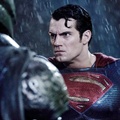 Superman Memandang Batman di Film 'Batman v Superman: Dawn of Justice'
