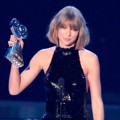 Taylor Swift Raih Piala Best Tour