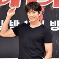 Ji Sung Hadir di Jumpa Pers Drama 'Entertainer'