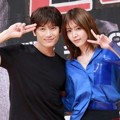 Pose Imut Ji Sung dan Chae Jung Ahn di Jumpa Pers Drama 'Entertainer'