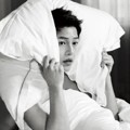 Imutnya Song Joong Ki Pose Bangun Tidur