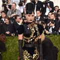 Katy Perry Tampil Memukau dalam Balutan Gaun Prada