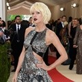 Taylor Swift Dibalut Busana Louis Vuitton