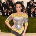 Demi Lovato Percaya Diri dengan Gaun Rancangan Moschino