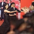 Liu Tao dan Jackie Chan Ramah Menyapa Fans