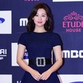 Kim Ji Won Tampil Menawan di APAN Star Awards 2016