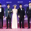 Hyeri Ditemani Para Pemain 'Reply 1988' Hadir di tvN10 Awards 2016