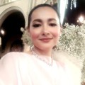 Dewi Rezer di Pernikahan Sandra Dewi dan Harvey Moeis