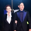 Kim Hye Soo dan Yoo Joon Sang Sama-sama pakai setelan jas di Red Carpet Blue Dragon Awards 2016