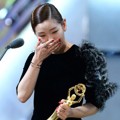 Park So Dam menangis haru setelah raih penghargaan pada yang diadkan pada tanggal 25 November 2016