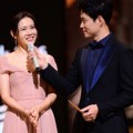 Son Ye Jin Saat Terima Piala Popularity Awards
