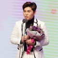 Han Dong Geun Raih Piala Rookie Award for Music and Talk Shows