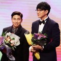 Yoo Se Yoon dan Sung Si Kyung Juga Raih Piala MC Awards