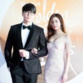 Sung Si Kyung dan Kang Sora di Red Carpet Hari Kedua Golden Disk Awards 2017