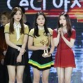 Red Velvet Raih Piala CeCi Asia Icon Award