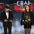 Ji Chang Wook dan Kim Hee Sun Saat Bacakan Nominasi Penerima Daesang