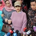 Julia Perez Didampingi Asisten di Polres Metro Jakarta Selatan