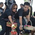Mira Lesmana dan Indra Lesmana di Pemakaman Nien Lesmana