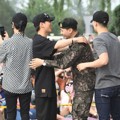 Eunhyuk Terlihat Memeluk Satu Persatu Member yang datang yakni Leeteuk, Donghae, Yesung, dan Shindong