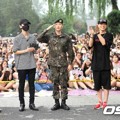 Eunhyuk Berikan Hormat kepada Media dan 500 Fans yang Hadir Menyambutnya