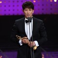 Ji Sung meraih Best Actor kategori drama lewat perannya di 'Defendant'.