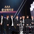Wanna One Saat Raih Piala Samsung Pay Super Rookie Award
