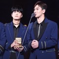 NU'EST W meraih piala Discovery of the Year di MAMA 2017 Jepang.