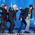 EXO Saat Nyanyikan Lagu 'Ko Ko Bop' di MelOn Music Awards 2017