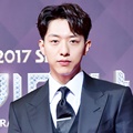 Lee Jung Shin tampil ganteng di Red Carpet SBS Drama Awards 2017