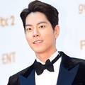 Gagahnya penampilan Hong Jong Hyun mengenakan setelan jas dan dasi kupu-kupu di red carpet Golden Disc Awards 2018.