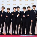 Kompak dengan setelan jas hitam di red carpet Golden Disc Awards 2018, para personel Seventeen menjadi kandidat peraih Disc Bonsang.