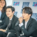 EXO menyapa para awak media dan penggemar yang beruntung bisa hadir di press conference tersebut.