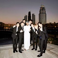 EXO berlama-lama berada di tempat pertunjukan dan berpose dengan sosok berpengaruh di Dubai.