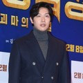 Ji Hyun Woo semakin menambah panjang daftar dukungan artis di VIP Premiere Film 'Detective K: 3'.