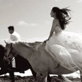 Bertemakan hitam putih, Taeyang dan Min Hyo Rin asyik berpose kendarai kuda di pre-wedding