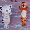Dua maskot utama Olimpiade Musim Dingin Pyeongchang 2018 yakni Suhorang dan Hodori pun ikut ambil bagian di upacara penutupan.
