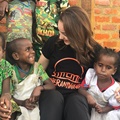 Chelsea Islan tampak sangat menikmati waktunya bersama anak-anak kecil di desa tersebut.