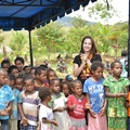 Bersama tim relawan, Chelsea meresmikan Honai Belajar Anak yang tak lain adalah sekolah untuk anak-anak di Sapalek.