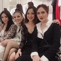 Nagita Slavina, Shandy Aulia, Nindy dan Chacha Frederica tampil anggun kenakan busana dari Dior.