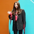 Eun Ji A Pink padukan gaya sporty dan tetap feminin saat menghadiri acara Seoul Fashion Week 2018.