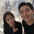 BoA dan Siwon tak mau ketinggalan foto di puncak gedung Burj Khalifa