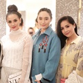 Turut menghadiri acara Valentino, Ririn Ekawati elegan dalam balutan busana warna putih.