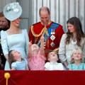 Lucunya para Cicit Ratu Elizabeth II antusias melihat aksi manuver pesawat RAF Red Arrows yang melintasi istana Buckingham