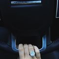 Selain mobil, Kylie juga mendapat hadiah cincin berlian mewah yang melingkar di jari manisnya