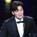 Jang Seung Jo berhasil membawa pulang piala Excellence Awards Actor di APAN Star Awards 2018.