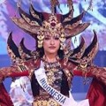Vania Herlambang Mengenakan Kostum Nasional 'Rumah Gadang' di Miss International 2018